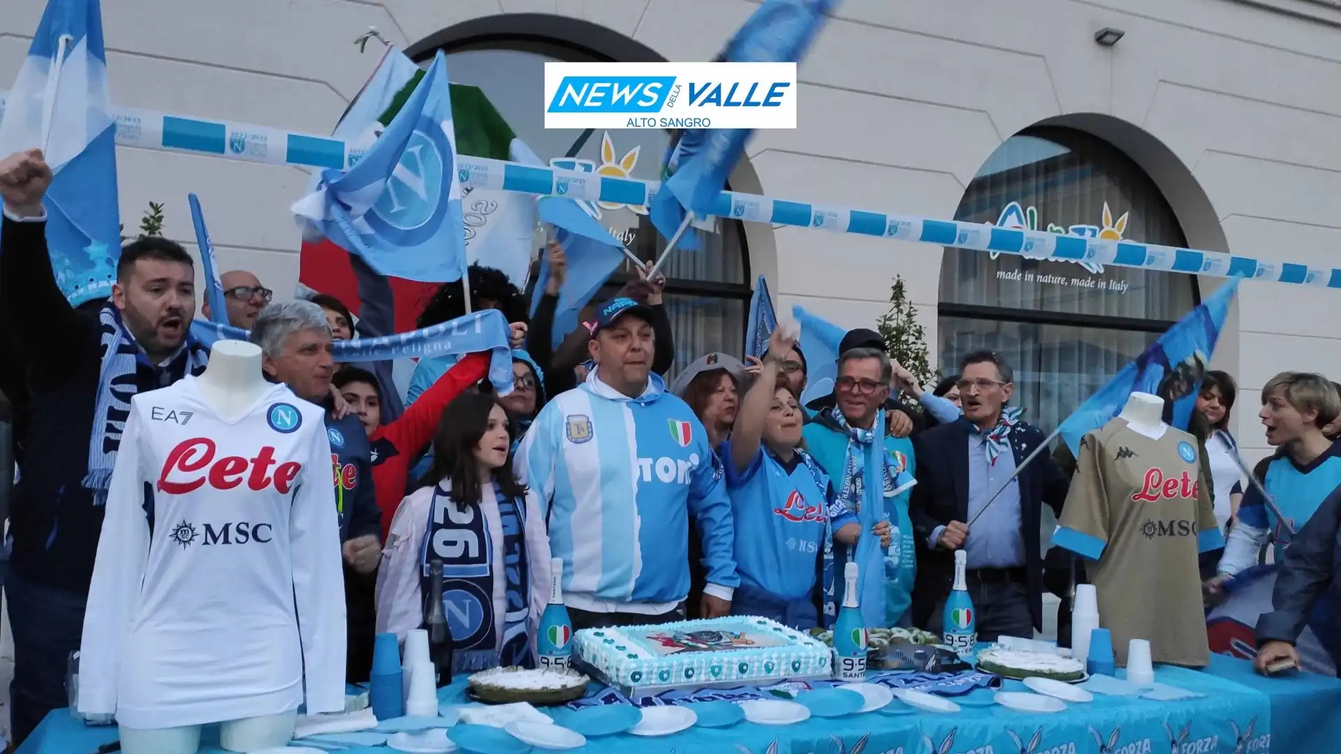 Una domenica magica per i tifosi azzurri a Castel Di Sangro. Il Club Napoli festeggia il tricolore con una festa “indimenticabile”. Guarda il servizio.